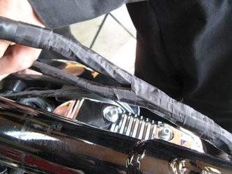 カラーケーブルが見えるとゴチャゴチャ感が出てしまうので、ブラックの布系テープで束ねます。