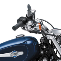 低くて後に下がったXL1200Cのハンドル